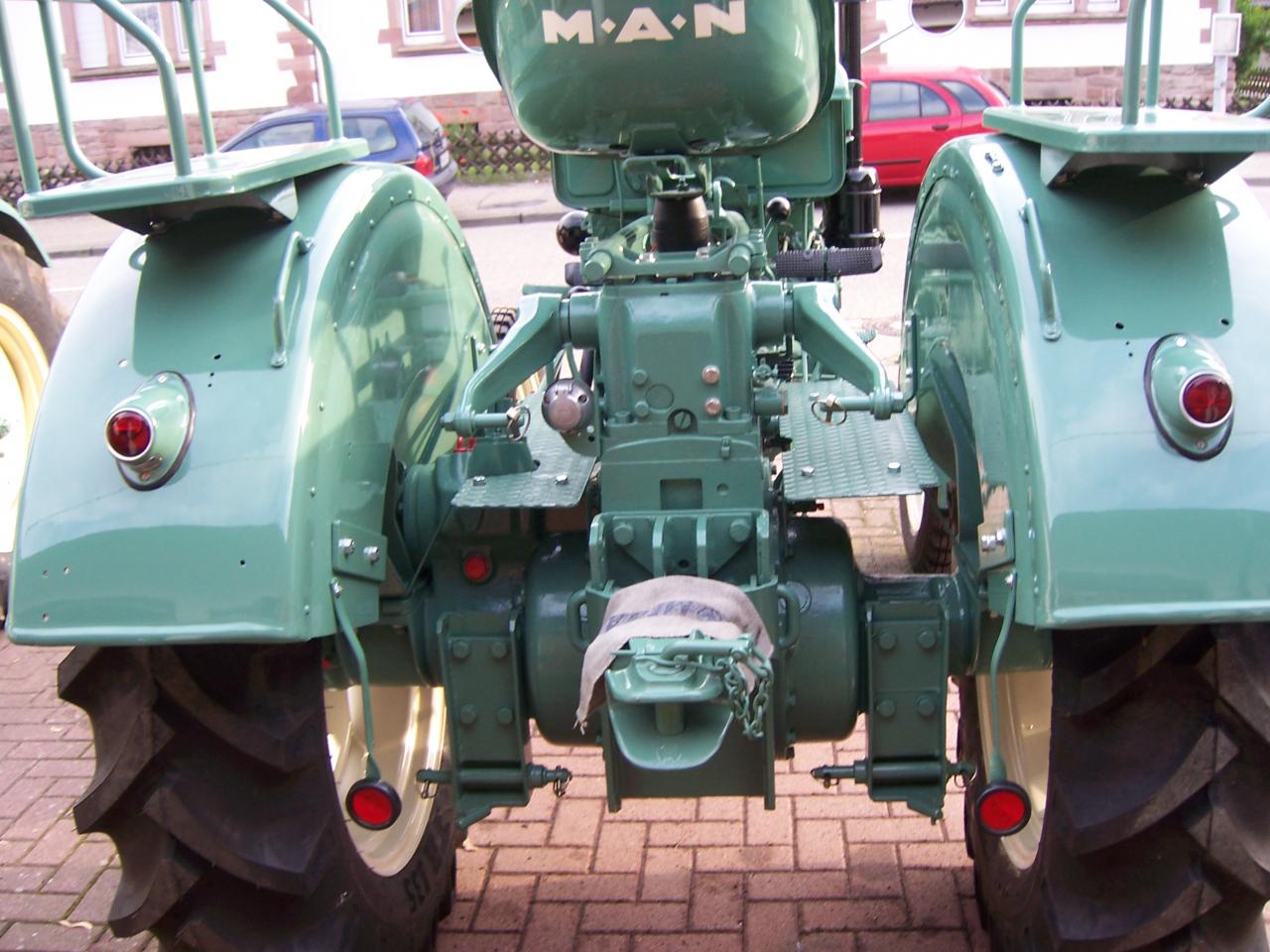 https://www.forum.man-traktor.de/elektrik/rueckstrahler/?action=dlattach;attach=11973